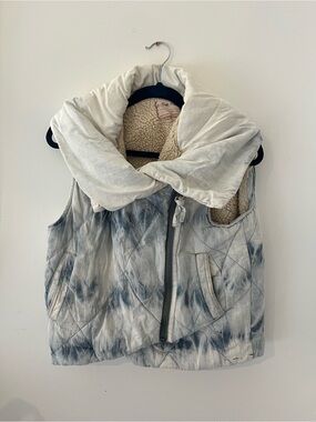 We The Free Tie-Dye Puffer Vest with Sherpa Lining - White/Gray/Blue